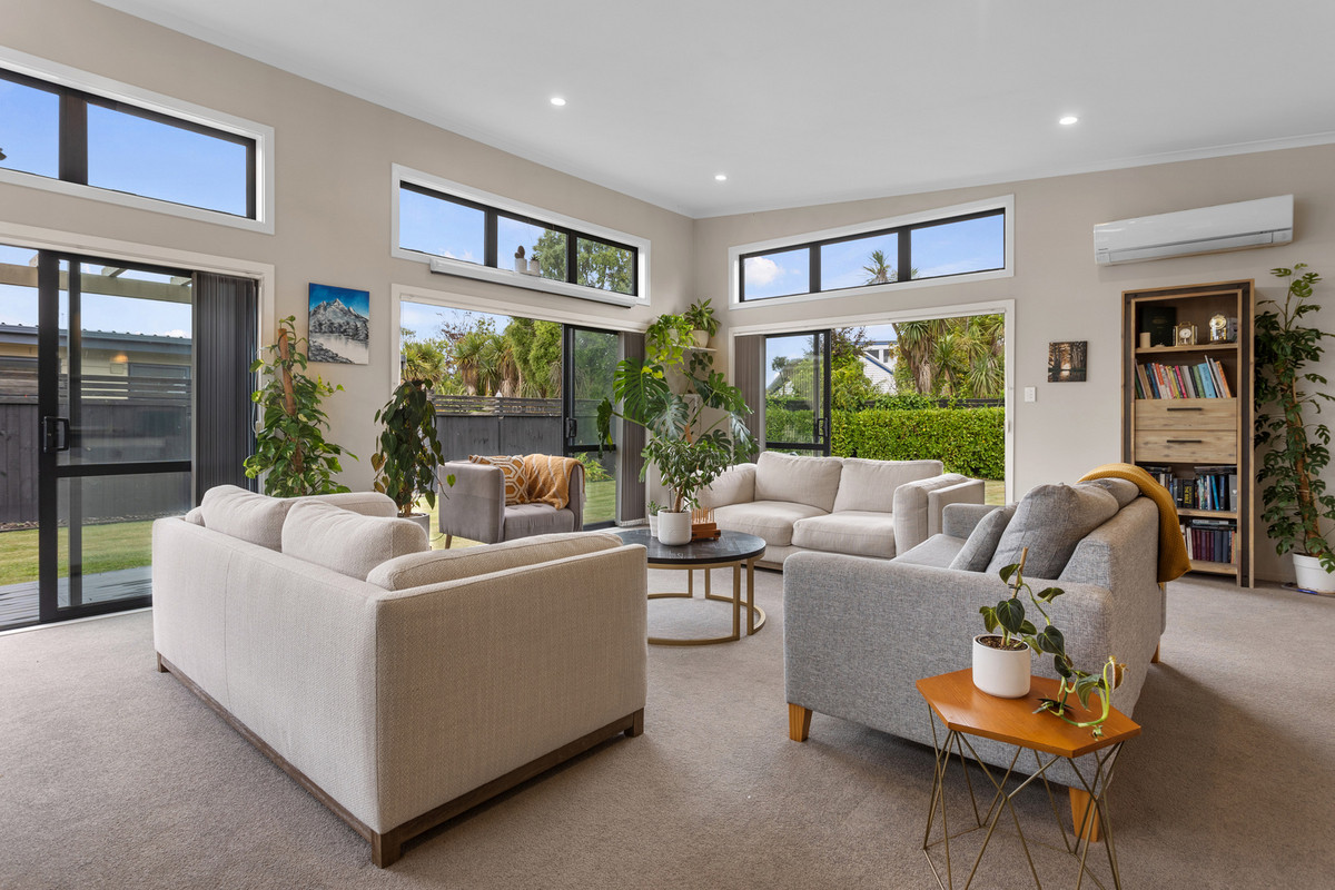NEW PRICE! Light Filled + Huge 890sqm Section!