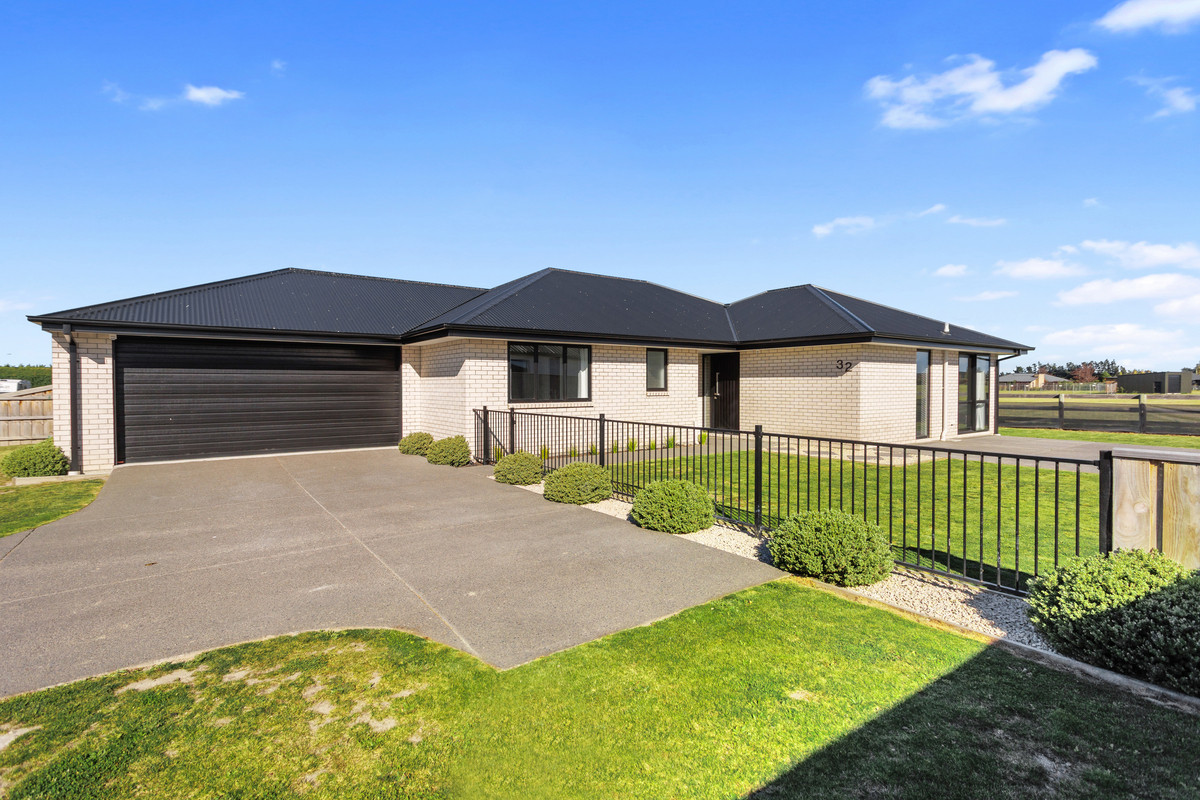 RENT ME! Perfectly Positioned for Family Living!